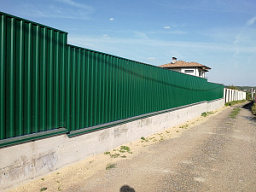 Забор из профлиста двухсторонний с ленточным фундаментом зеленый