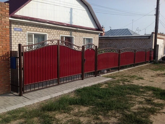 Забор из профнастила под ключ с ковкой